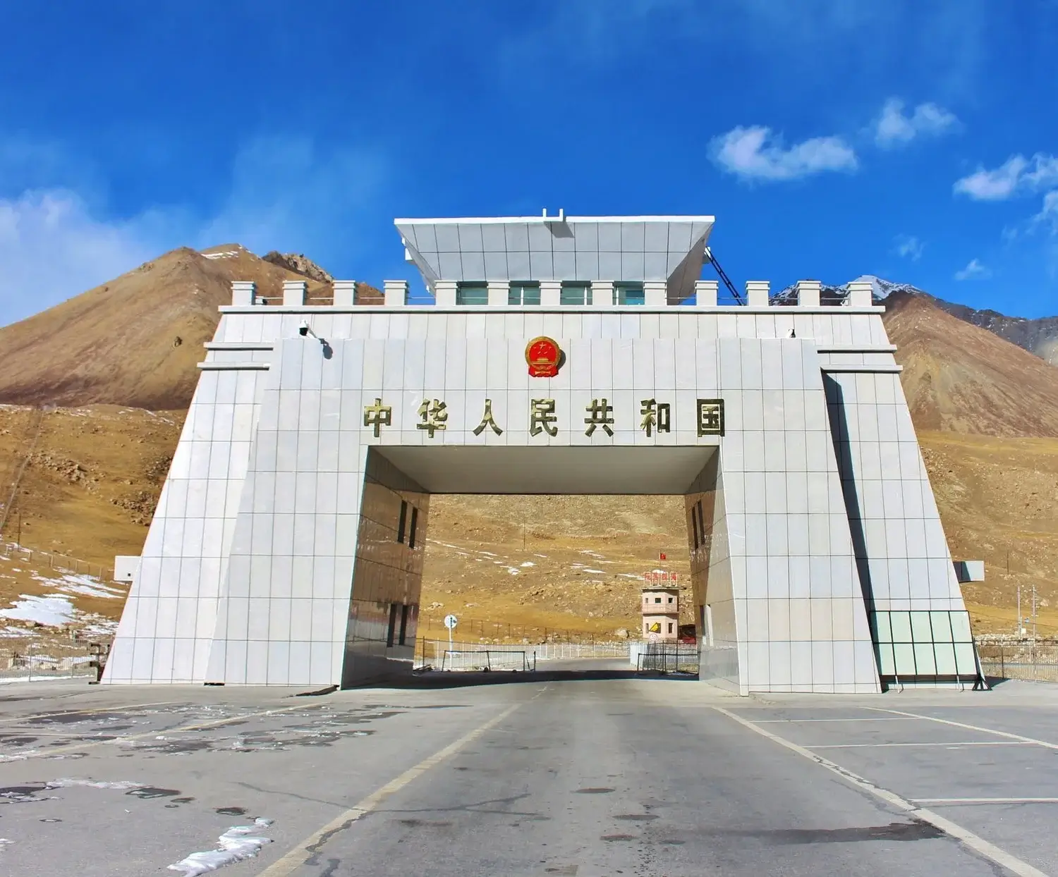 khunjerab-pass-pakistan-china-border-crossing-what-you-need-to-know-dates-transportation-times-bus+(1)